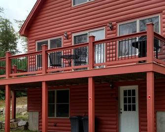 Comfortable four season Chalet minutes to all amenities - Bethel - Building