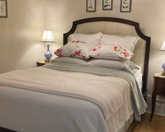 Pineapple House, Spacious 1st Floor Apartment! City Center! 96 Walk Score! Free Parking! - Denver - Bedroom