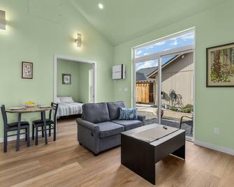 Scrubjay Suite - Meredith Lodging - Redmond - Living room