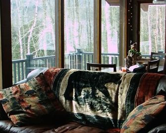 Jackson, NH mountain style home with beautiful views and great location - Jackson - Living room