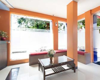 RedDoorz Plus @ Jalan Pemuda Jakarta - Jakarta