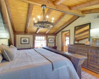 Cozy Log Cabin Getaway with Fire Pit and 3 Acres! - Ruckersville - Habitación