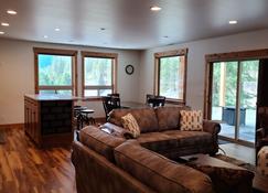 Country guest cottage. (Lower level) Private, quiet, minutes from Leavenworth. - Leavenworth - Living room