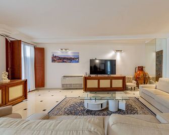 Hotel Villa Piras - אלגרו - סלון
