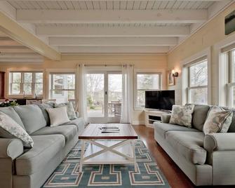 Atlantic Ocean Views, Private Beach. Newly Built Home Close To Portland, Maine! - Cape Elizabeth - Living room