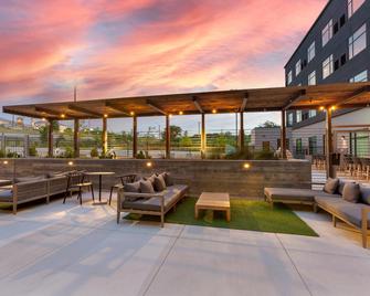 Cambria Hotel Austin Airport - Austin - Patio