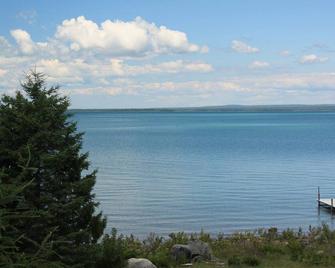 Drummond Island Hotel & Vacation Homes - Rocky Knoll Lodge - Drummond - Vista del exterior