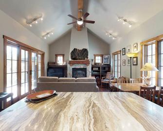 Tamarack Cottage - Donnelly - Dining room