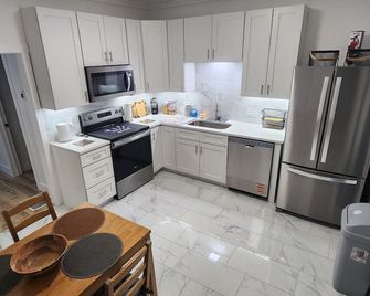 3-bedroom two story house in tranquil Metropolis with cool AC breeze - Metropolis - Cocina