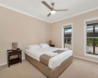 Kennedy Holiday Villas - Mulwala - Bedroom