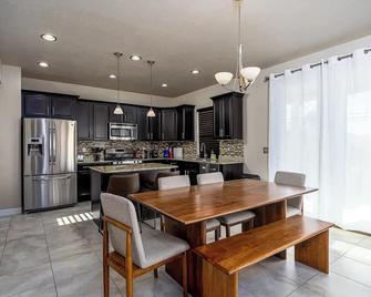 Elegance: Your Urban Retreat In Salt Lak - South Salt Lake - Kitchen