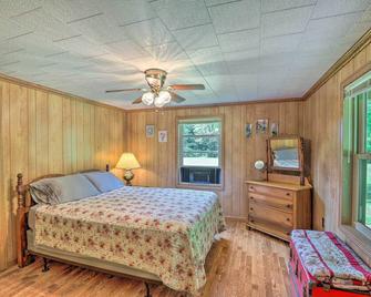 Porch and On-Site Creek Marshall Cabin Retreat - Hot Springs - Habitación