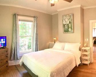 Downtown D-Lite on D Street - Newton - Bedroom