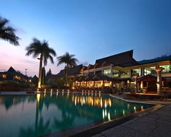 Puteri Gunung Hotel - Lembang - Pool