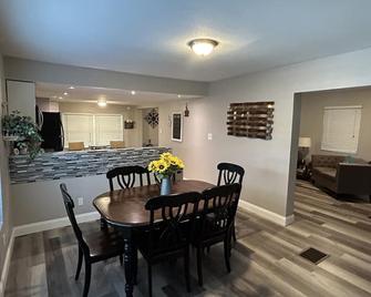 The Country Porch in Wildwood Florida - A stones throw away from The Villages! - Wildwood - Dining room