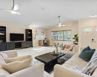 Spacious & Modern - Private Hideaway - Central - Tampa - Salon