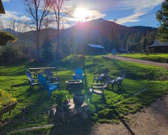 Bear Creek Ranch Bed & Breakfast - East Glacier Park - Patio