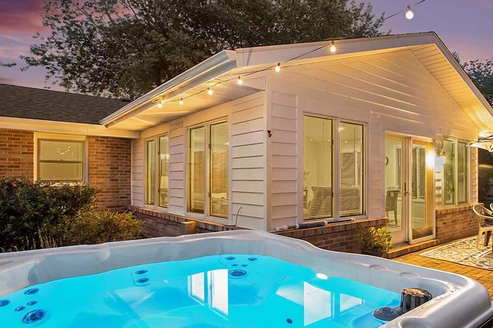 Family Fun House: Hot Tubping Pongnintendofire - Stevensville - Bazén