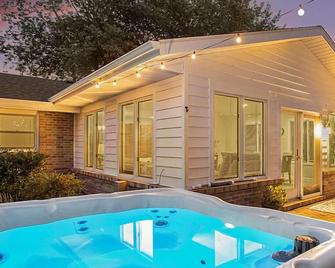 Family Fun House: Hot Tubping Pongnintendofire - Stevensville - Zwembad