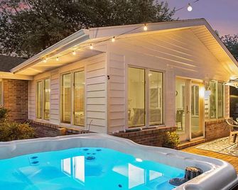 Family Fun House: Hot Tubping Pongnintendofire - Stevensville - Bazén