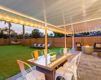 Mahi on Madison: Close to Clearwater Beach w/Huge Fenced Yard & Private Hot Tub - Clearwater - Patio