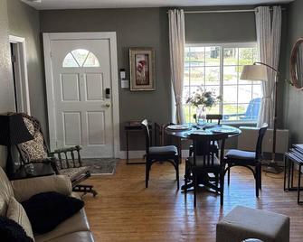 Q Cottage, 3 bedroom lower unit with large backyard - Susanville