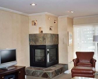 Downtown Aspen, 1 Bedroom Condo: min. 30 night rental - Aspen - Living room