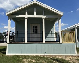 Tiny Home Big Amenities: pool/hot tub, laundry, camp store, near Houston - New Caney - Building