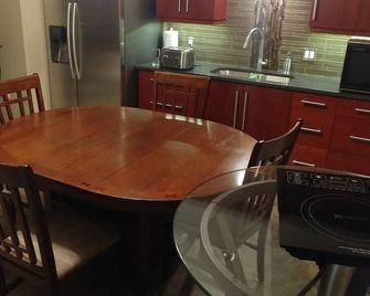 Quiet place for the working man to rest. Starlink wifi, private rooms. - Altona