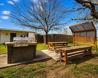 OYO Hotel San Antonio Near At&t Center - San Antonio - Patio