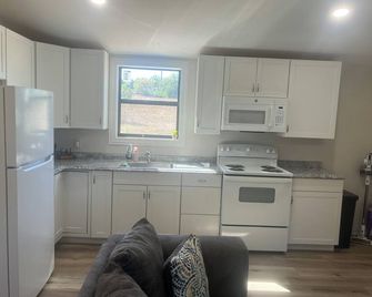 Home away from Home- Near Tyler Airport - Tyler - Kitchen