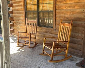 Honeycomb Hideouts Bearly Beehavin Cabin - Concan - Patio