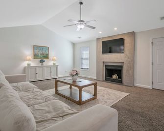 Spacious Family Gem in Sanford with playground and WiFi. Enjoy your stay! - Sanford - Salon