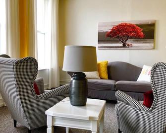 Private Apartment in Historical Downtown Hillsdale - Hillsdale - Living room