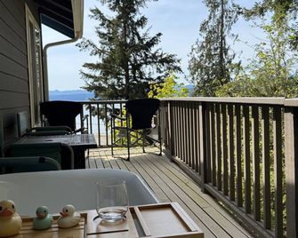 Treetop Retreat on Hood Canal with majestic views and Outdoor Soaking Tub. - Belfair - Balcón