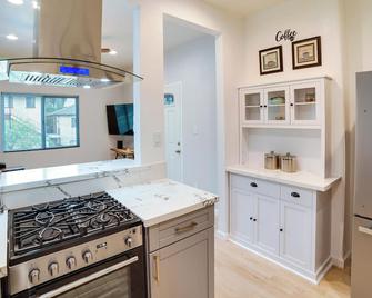 Pet-Friendly Riverside Vacation Rental with Patio! - Riverside - Cocina