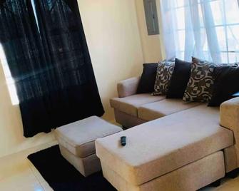 Charming 2-bedroom bungalow with WiFi and AC in Montego Bay - Bahía Montego - Sala de estar