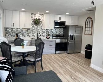 Guest Suites 1996 #1 - Tranquil 1 bedroom 1 bath Suite - Idaho Falls - Kitchen