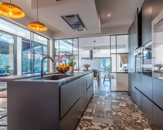 Villa des Pins, design, close to the beach and with pool - Anglet - Küche