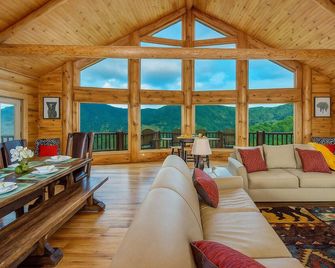 Blue Ridge Mountain Lodge | Hot Tub, Theater, Games & Pets - Burnsville - Living room