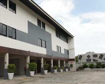 Paradise Inn Chonburi - Chonburi - Building