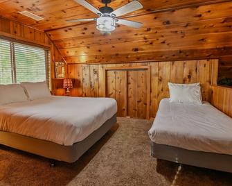 2 BR log cabin with lake view, wrap-around deck, Ping-Pong & wood stove - Bass Lake - Bedroom
