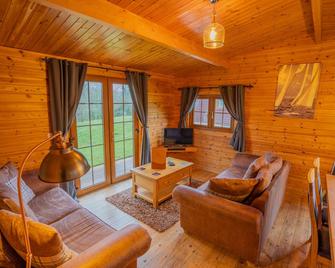 Wall Eden Farm - Luxury Log Cabins and Glamping - Highbridge - Living room