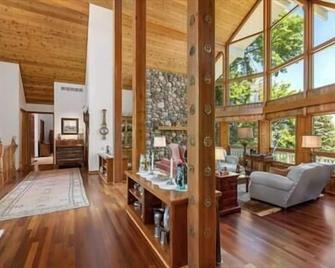 Clearwater Lake House - Annandale - Living room