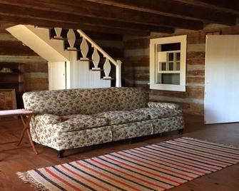 Edens historic cottage - Greeneville - Living room