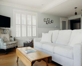 The Eleanor - Maine Charm and Comfort on the Coast - Belfast - Living room