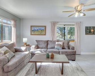 Eagar Vacation Rental Home with Spacious Deck! - Springerville - Living room