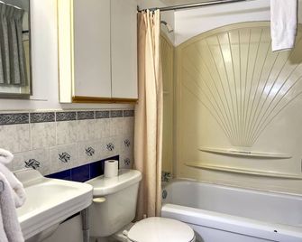 Capone's Hideaway Motel - Moose Jaw