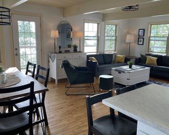 2025 Vacation Rental of the Year cottage completely surrounded by water! - Waverley - Restaurant