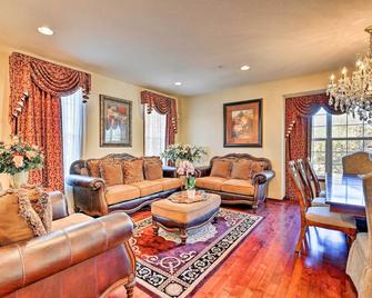 Luxe Minneapolis Townhome ~ 10 Mi to Downtown! - Brooklyn Park - Living room